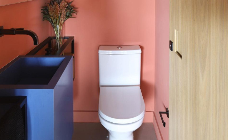 Lavabo Pequeno e Aconchegante: A Presença Charmosa da Madeira Clara - detalhe