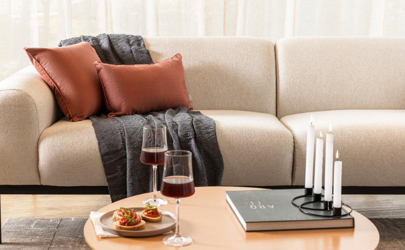 Manta Lisa em Tons Neutros para um Sofá Minimalista - detalhe