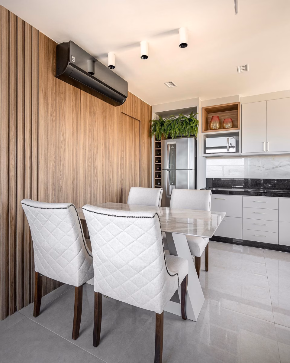 Mesa Embutida na Bancada da Cozinha: Integração Inteligente e Moderna - detalhe