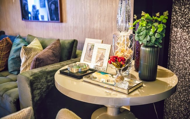 Mesa Lateral com Decoração Floral Vibrante - detalhe