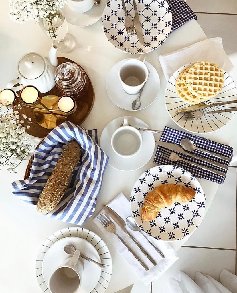 Mesa Posta com Louça Vintage e Charme Retrô - detalhe