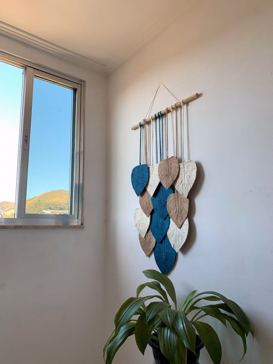 Painel de TV com Detalhes em Macramê: Um Toque Boho-Chic - ideia