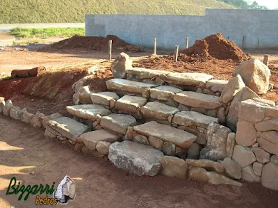 Escada Rústica de Pedra: Integrando Níveis com Estilo e Personalidade - ideia