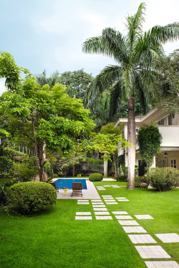 Composição Elegante com Grama Esmeralda e Seixos Brancos - ideia