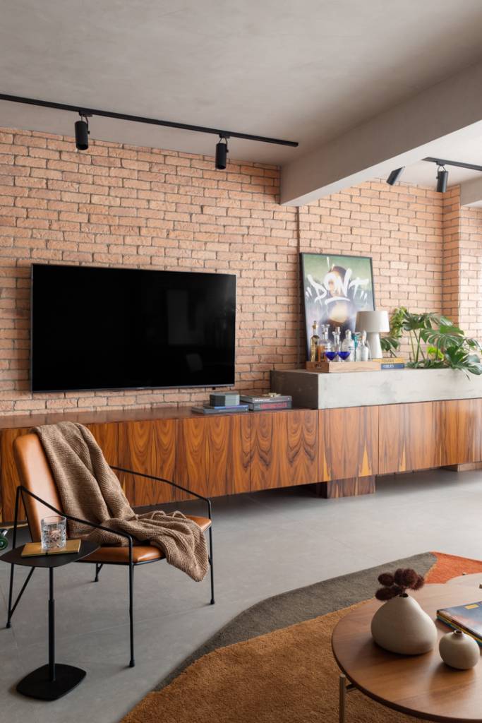 Cimento Queimado e Tijolinho Aparente: Uma Combinação Urbana e Aconchegante - detalhe