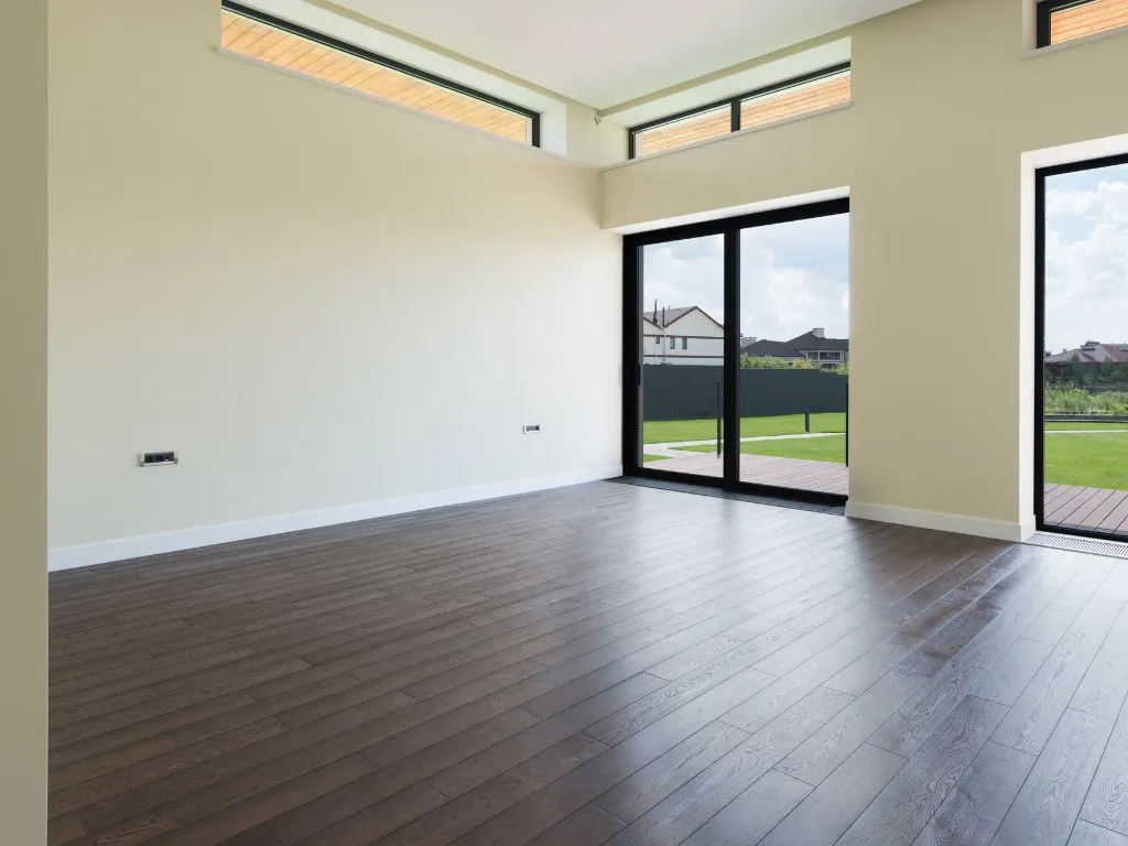 Contraste Marcante: Piso Laminado Preto com Rodapés Brancos em Corredores - inspiração