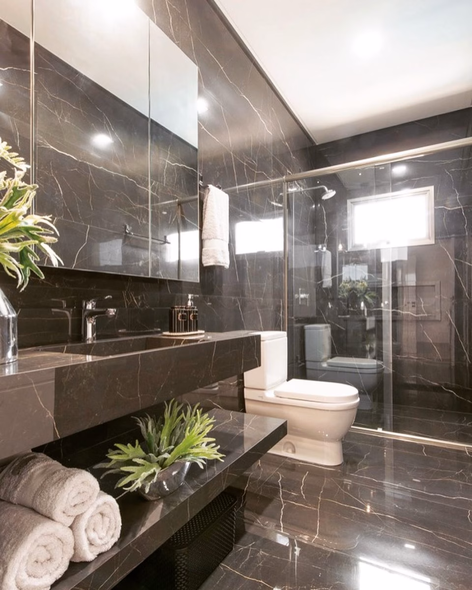 Piso de Banheiro Preto Absoluto: Elegância sem Erro! - inspiração