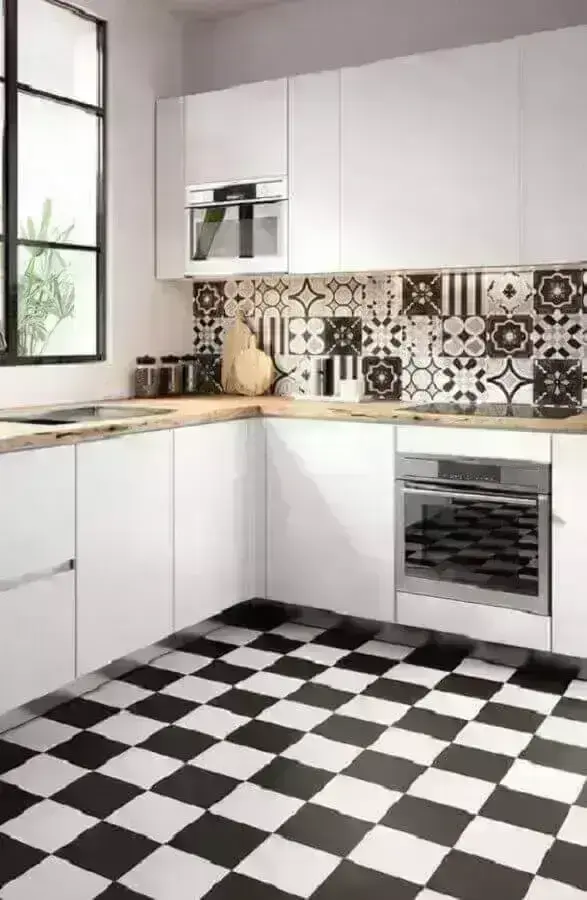 Piso de Cozinha com Detalhes Geométricos em Preto e Branco - inspiração