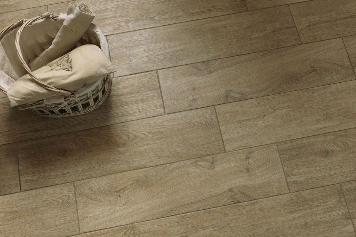 Elegância Rústica: Piso Amadeirado em Espinha de Peixe - detalhe