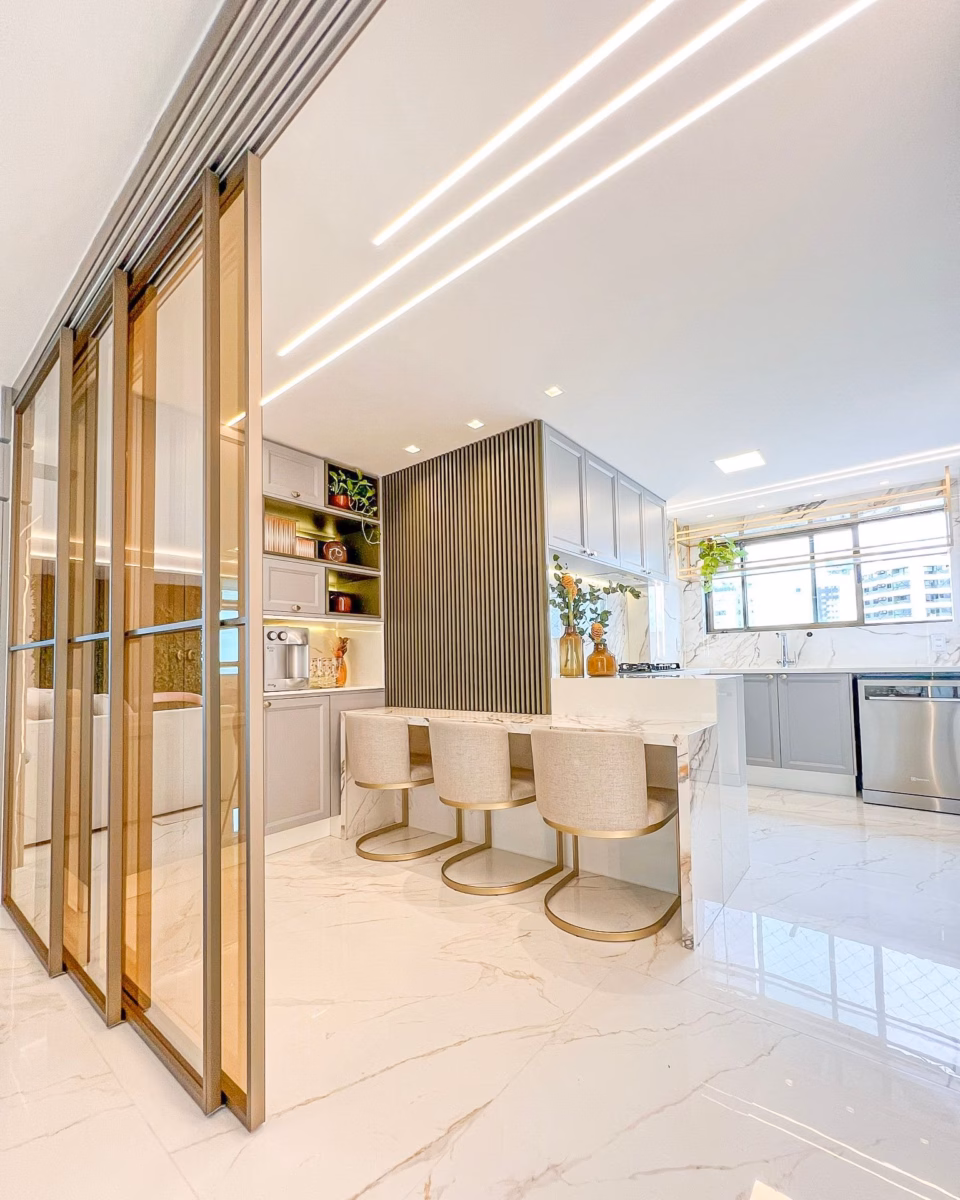 Porta de Correr com Espelho e Iluminação LED: Modernidade e Sofisticação - detalhe