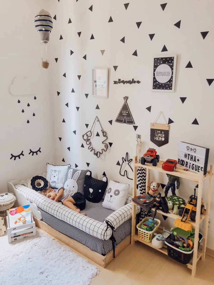 Quarto de Bebê Pequeno com Decoração Montessoriana Lúdica - detalhe
