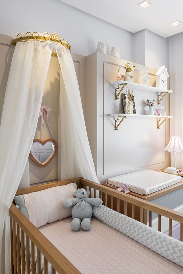 Delicadeza em Cada Detalhe: Quarto de Bebê com Renda e Bordado - detalhe