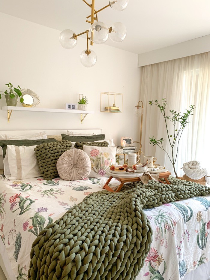 Quarto Aconchegante com Texturas Naturais e Iluminação Quente - detalhe