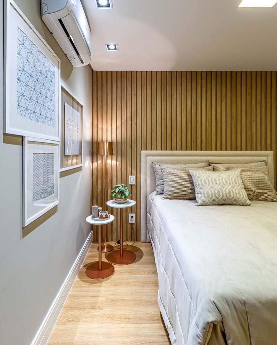 Quarto Moderno com Painel Ripado e Espelhos Ampliadores - ideia