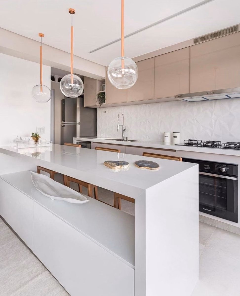 Elegância Minimalista: Cozinha com Bancada de Quartzo Branco e Iluminação Linear - inspiração