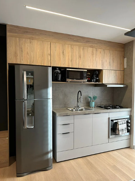 Cozinha Escandinava Funcional: Design Simples, Madeira Clara e Toques de Cor - ideia