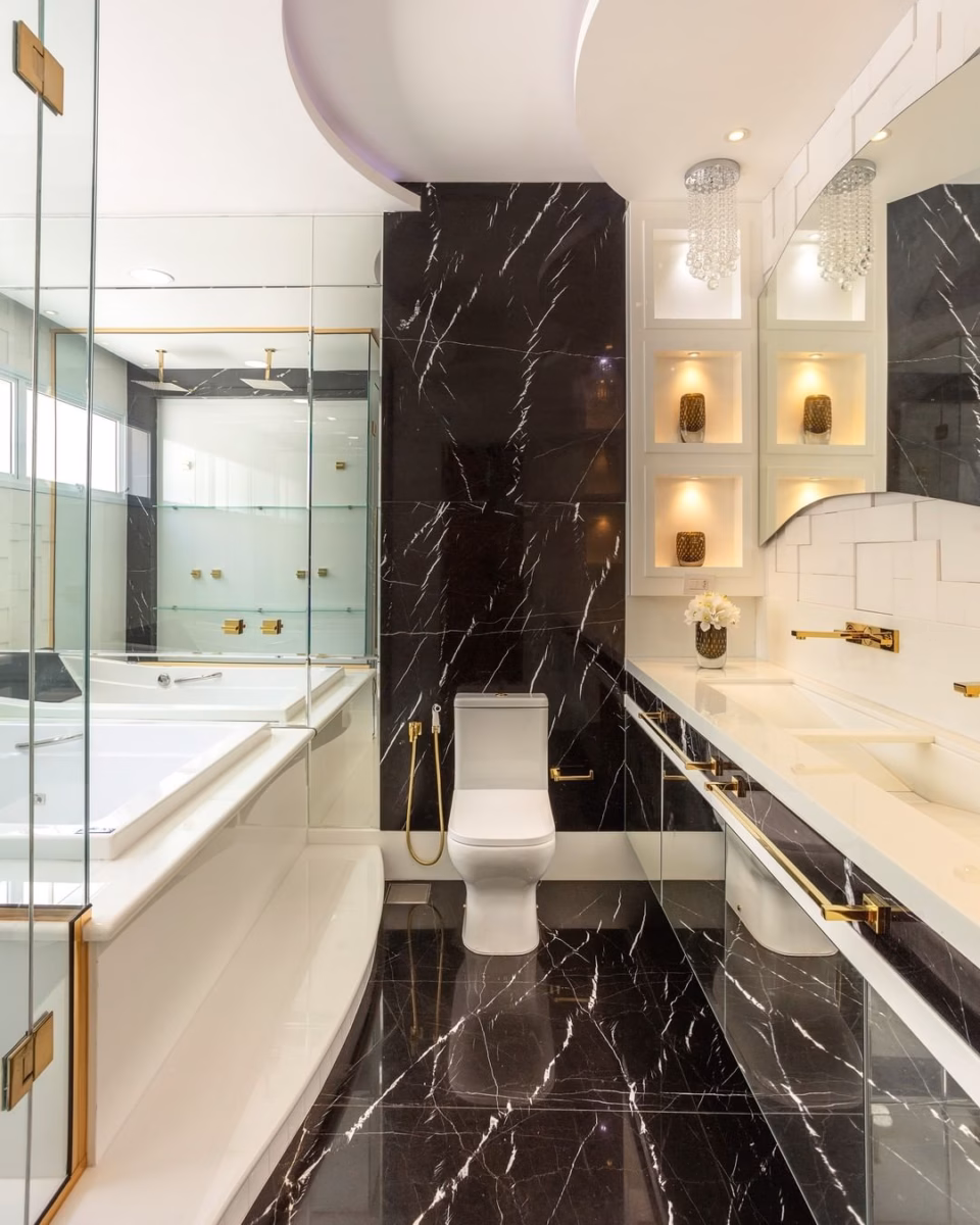 Banheiro Dramático: Revestimento Preto Absoluto com Detalhes em Metal Dourado - inspiração