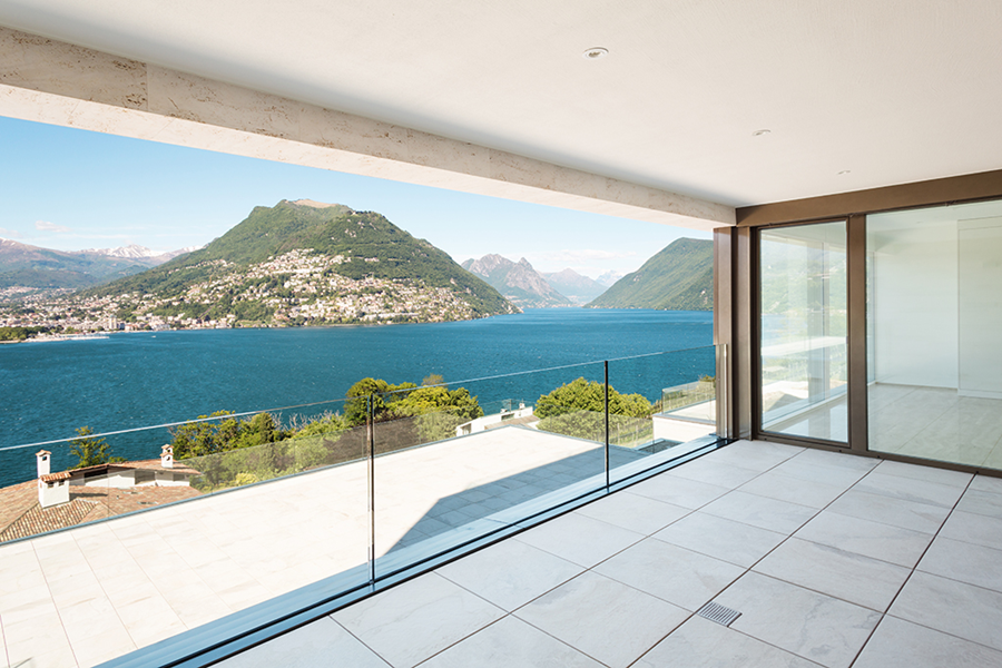 Sacada de Vidro e Texturas Naturais: Uma Conexão com a Natureza - detalhe