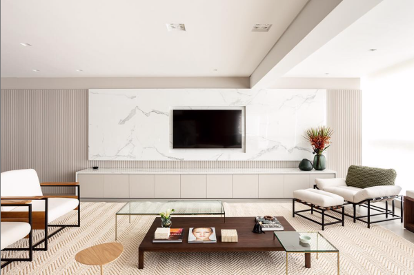 Elegância Minimalista: Sala de Estar com Painéis de Laca Branca - detalhe