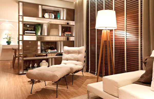 Cantinho de Leitura: Sala de Estar Pequena Decorada com Poltrona Confortável e Luminária de Chão - ideia