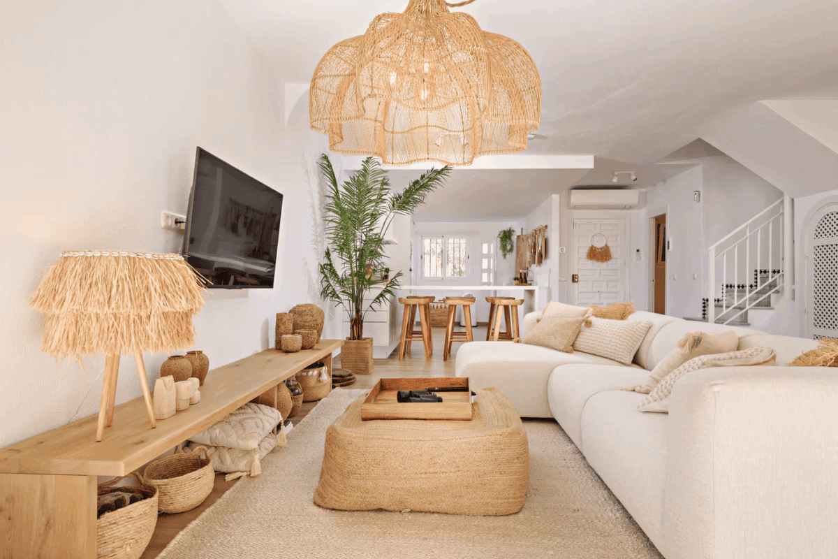 Boho Chic Descomplicado: Sala de Estar Simples com Almofadas Coloridas e Texturas - detalhe