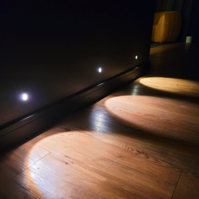 Spots Embutidos no Piso: Balizamento Sofisticado para Áreas Externas e Corredores - detalhe