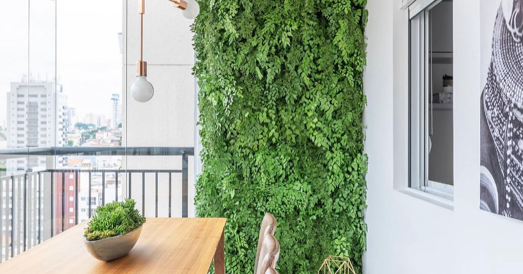Varanda Gourmet Decorada com Revestimento 3D e Jardim Vertical: Um Oasis Moderno! - detalhe