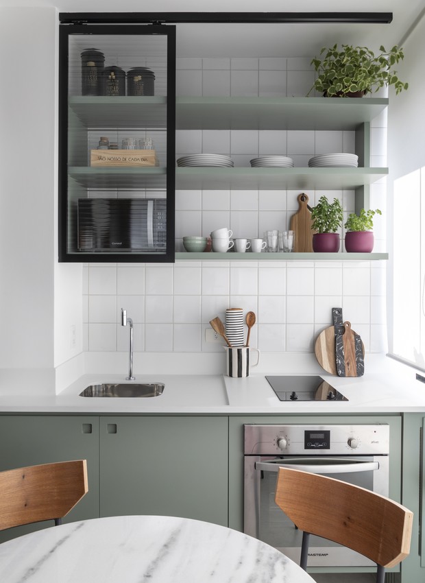 Armários de Cozinha com Portas de Vidro e Utensílios à Mostra: Cozinha de Chef! - inspiração