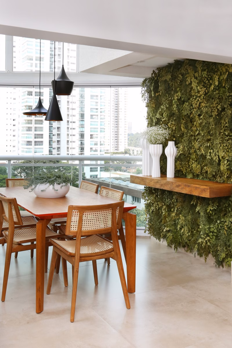 Bancada com Jardim Vertical Incorporado: Natureza e Frescor na Cozinha - ideia