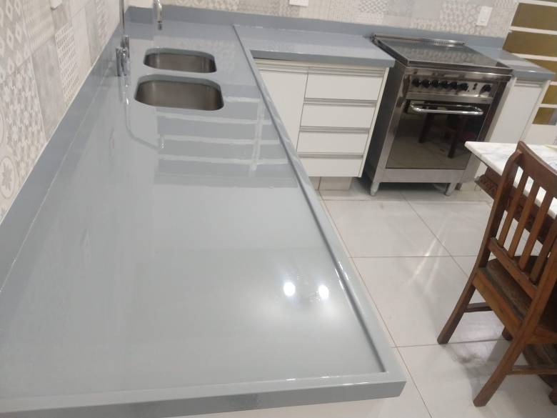 Bancada de Cozinha com Detalhes em Resina Epóxi: Arte e Originalidade - ideia