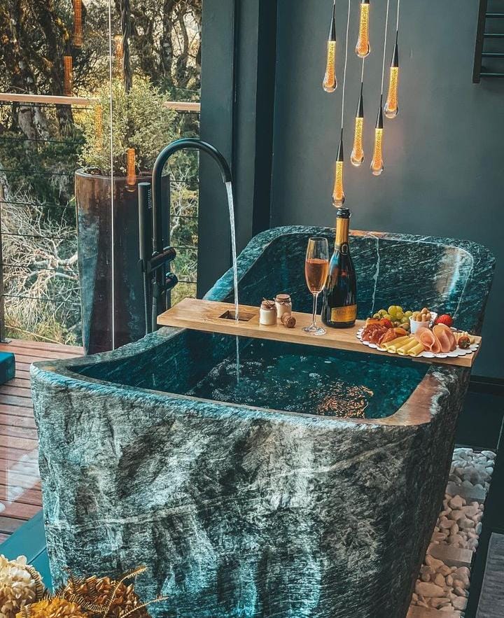 Banheira de Imersão Esculpida em Pedra: Uma Obra de Arte no Seu Banheiro - inspiração