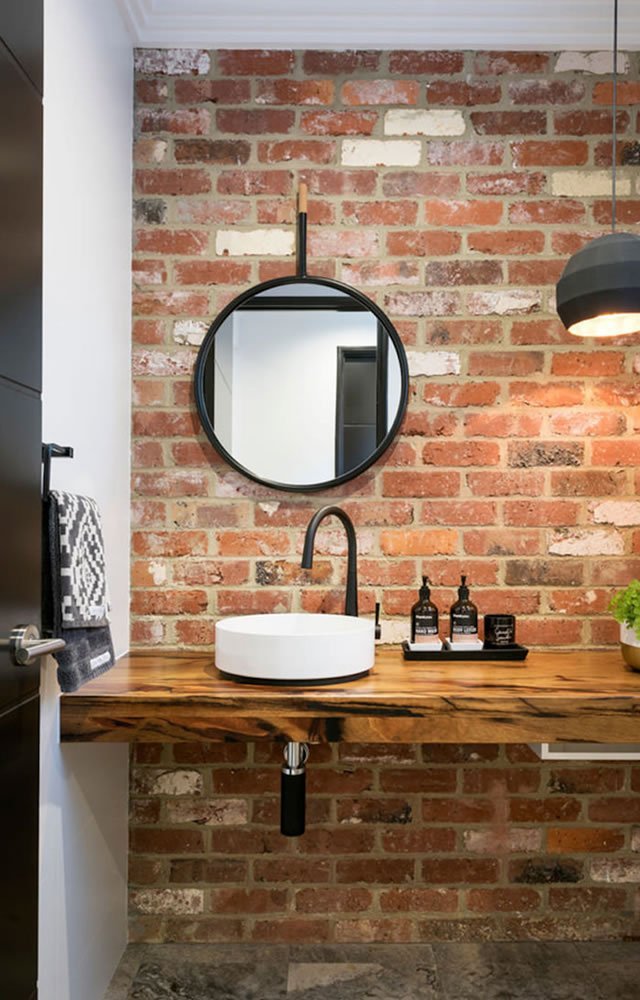 Banheiro Simples e Sustentável: Detalhes em Madeira de Demolição - detalhe