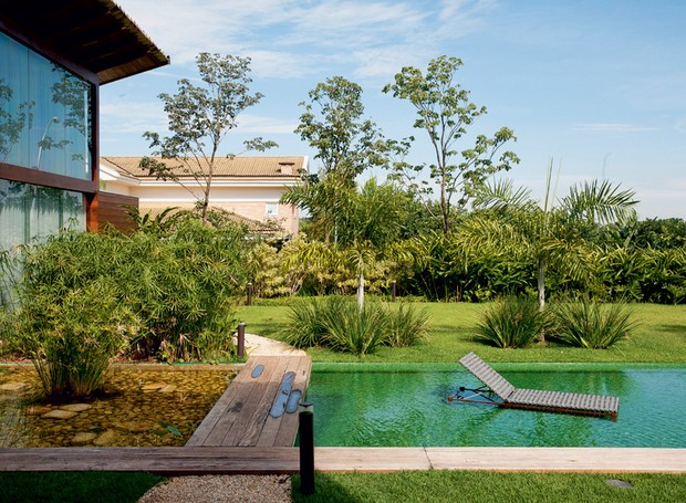 Fonte com Espelho D'água e Deck de Madeira: Refúgio Contemporâneo - detalhe