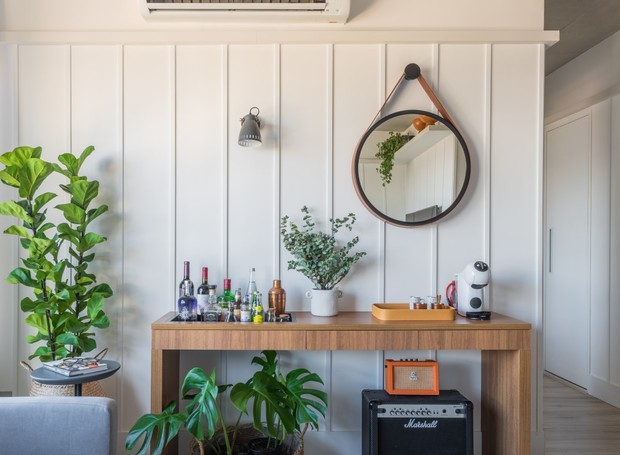 Sala de Estar com Espelho e Plantas - ideia