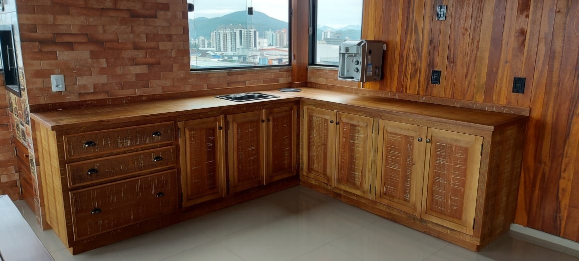 Cozinha Planejada Pequena e Sustentável com Madeira de Demolição - inspiração