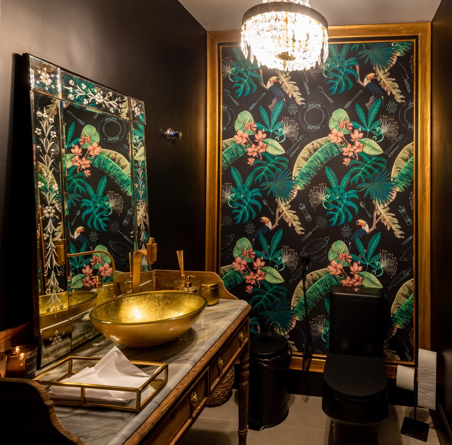 Banheiro Glamouroso com Espelhos e Cristais - detalhe