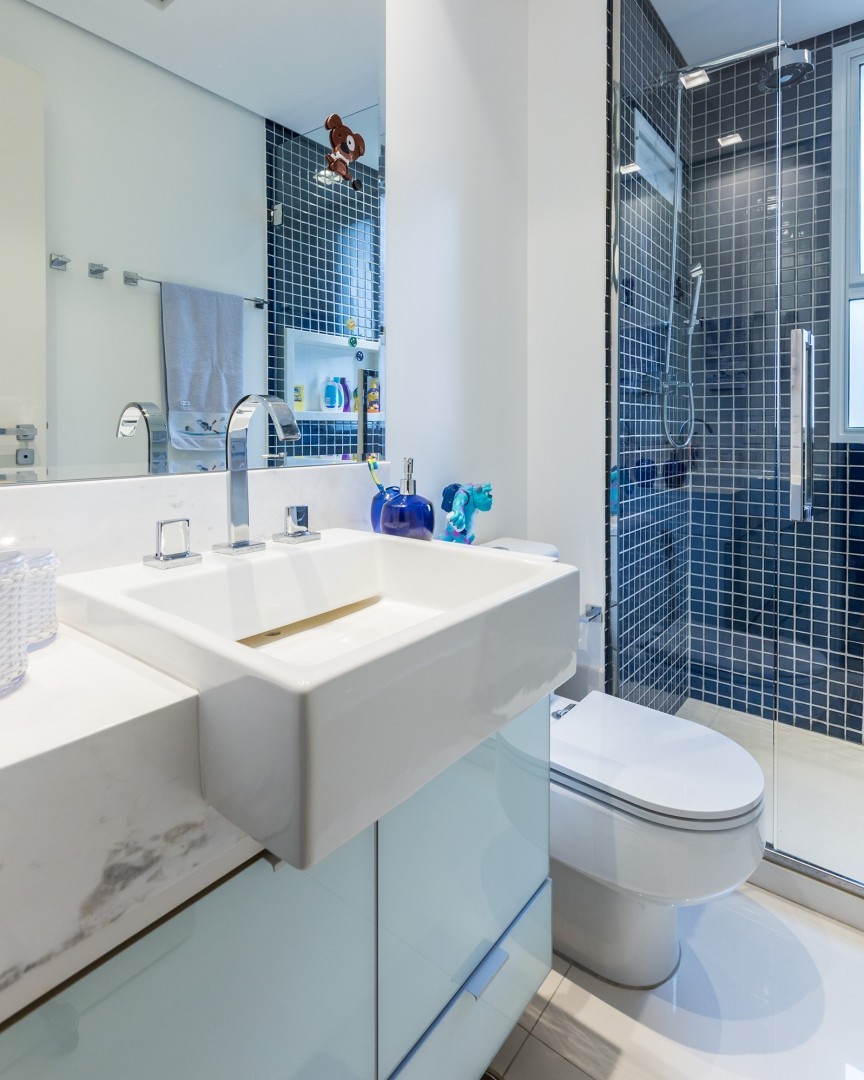 Banheiro Clean com Detalhes em Azul - inspiração