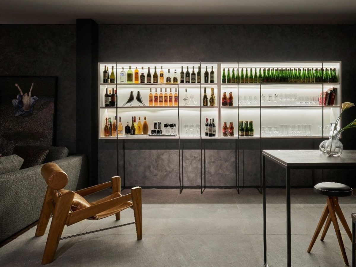 Sofisticação Urbana: Bar com Ladrilhos Hidráulicos e Design Moderno - ideia