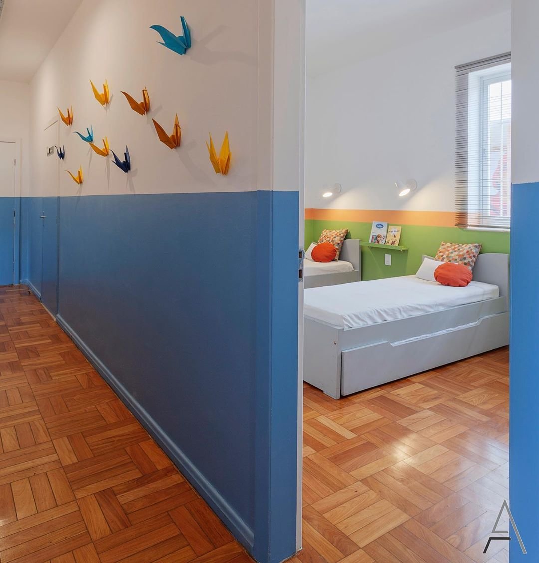 Corredor Divertido com Murais e Cores Alegres - inspiração