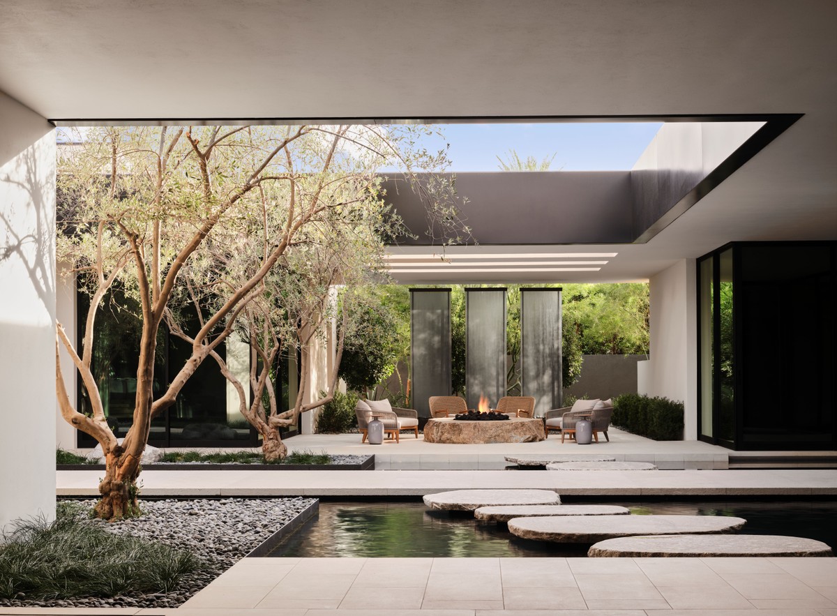 Refúgio na Cidade: Pátio com Espelho d'Água e Vegetação Exuberante - inspiração