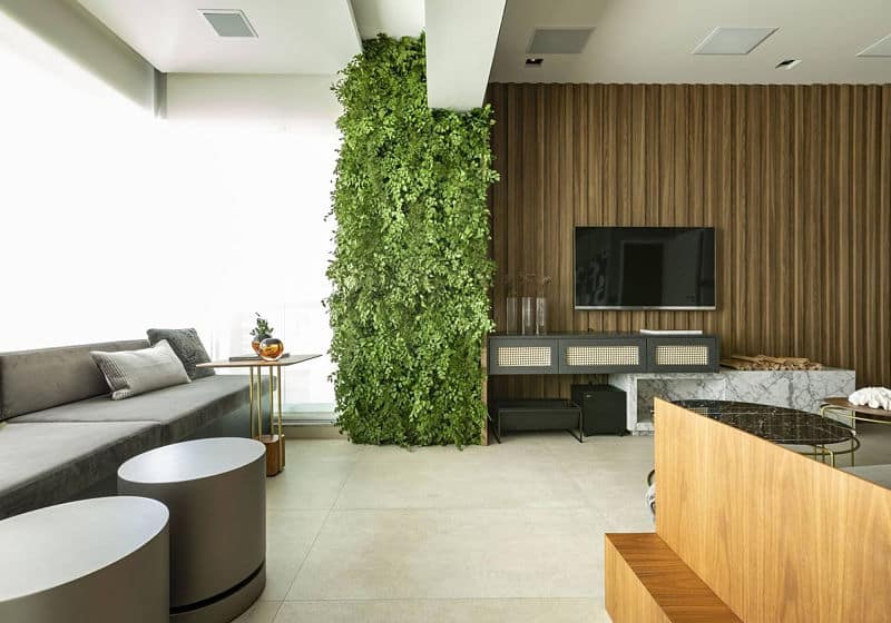 Refúgio Verde: Sala de TV com Jardim Vertical e Plantas Suspensas - detalhe