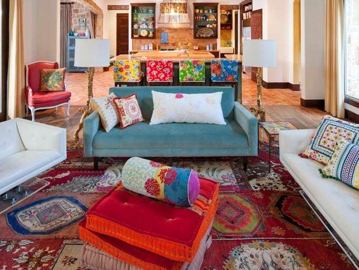 Boho Chic: Sala com Tapete Estampado e Almofadas Texturizadas - ideia