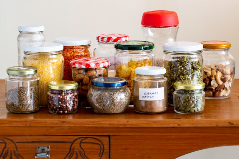 Potes de Vidro Repaginados: Organização e Charme Sustentável - detalhe