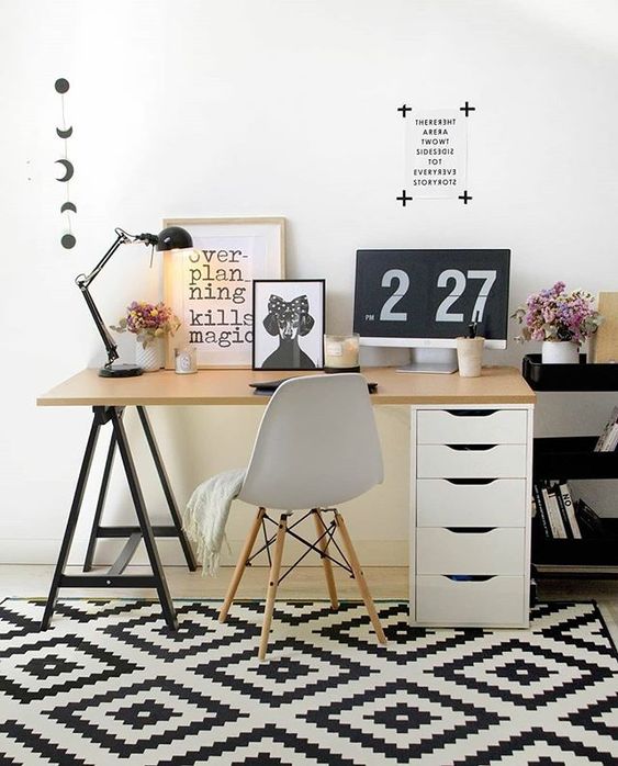 Escrivaninha BoHo: Cores Vibrantes e Detalhes Relaxantes - inspiração