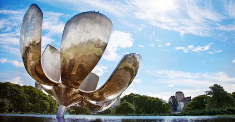 Esculturas Vivas com Flores Trepadeiras em Estruturas de Metal: Arte e Natureza Integradas - ideia