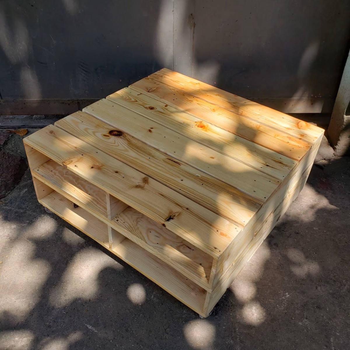 Mesa de Centro Rústica com Pallets: Sustentabilidade e Estilo Natural - detalhe
