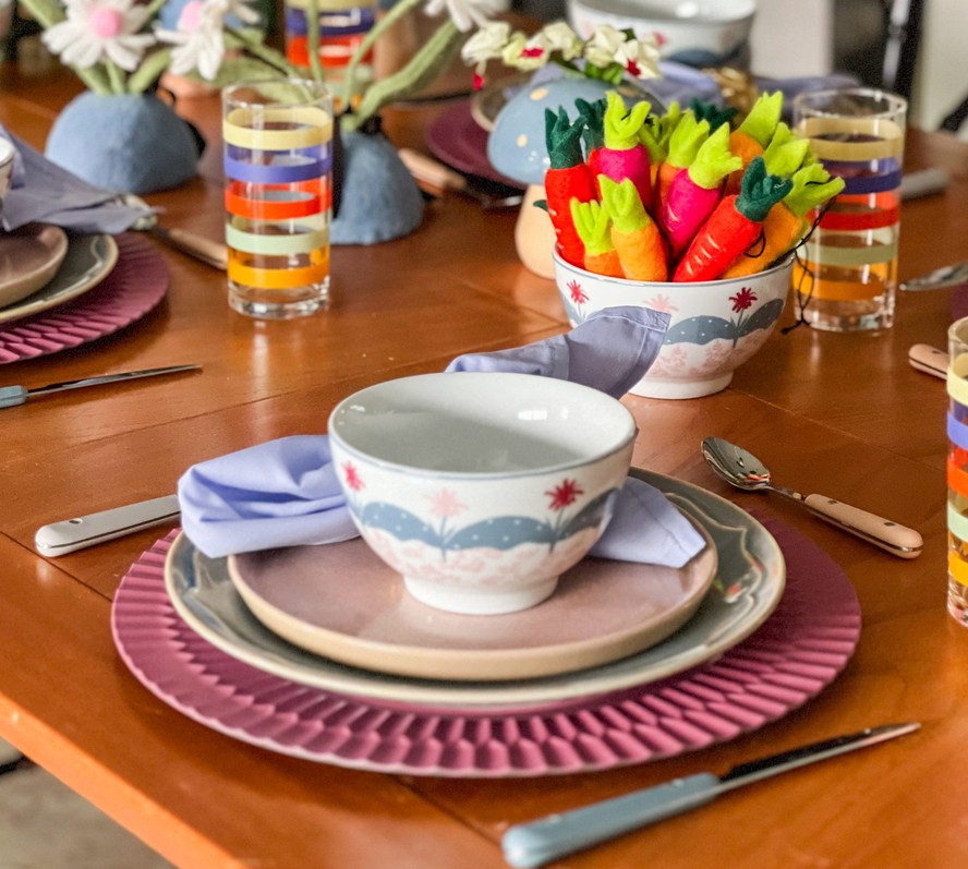 Mesa Posta Colorida com Sousplats Diferentes: Uma explosão de alegria à mesa - ideia