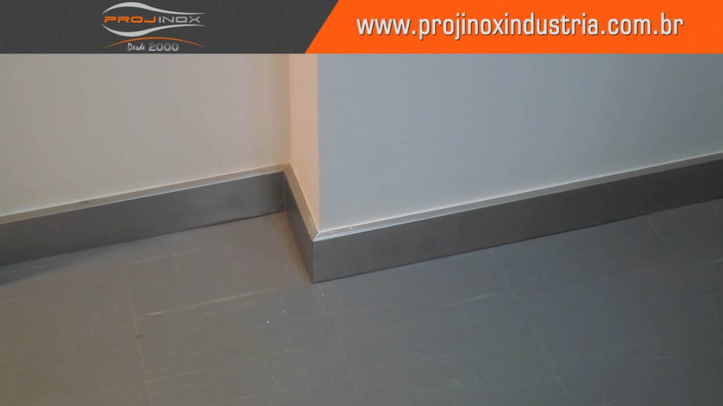 Rodapé de Aço Inox Escovado: Design Futurista e Impecável - ideia