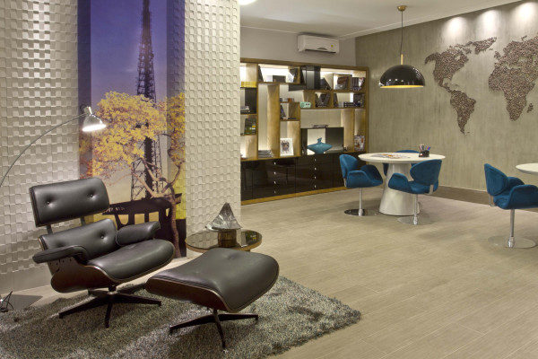 Com Mapas e Mural de Fotos: Inspiração e Personalidade - ideia