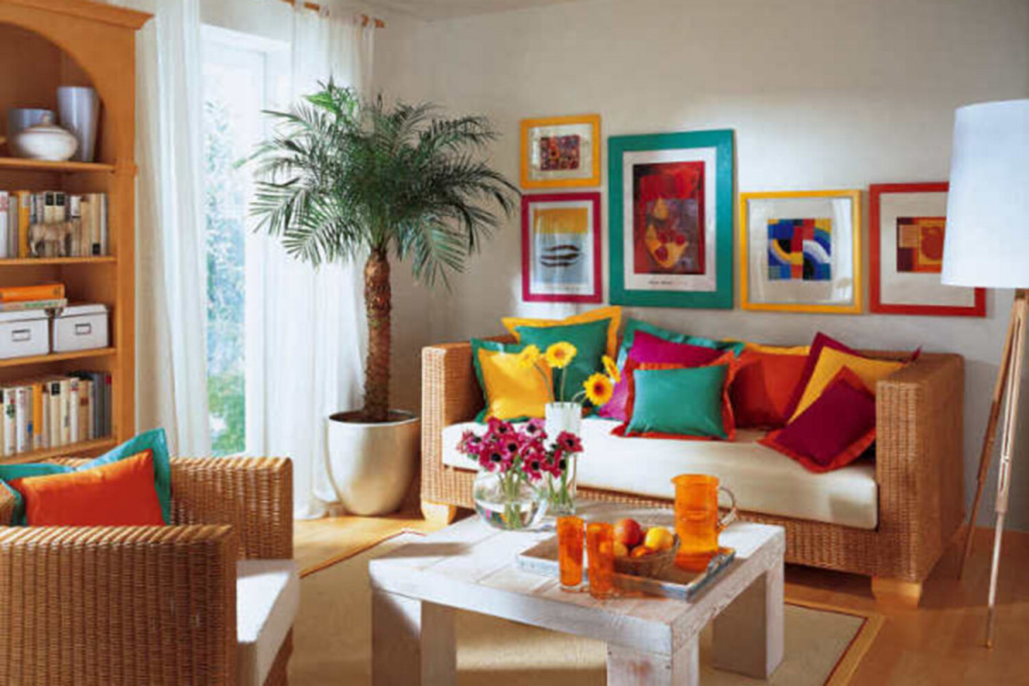 Cores Vibrantes: Sala de Estar Pequena Decorada com Estampas Geométricas e Almofadas Coloridas - inspiração